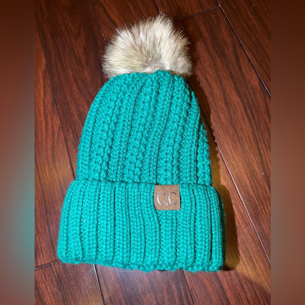 🦋 Winter Knit Green Hat with Faux Fur Pom and Fuzzy Interior Lining